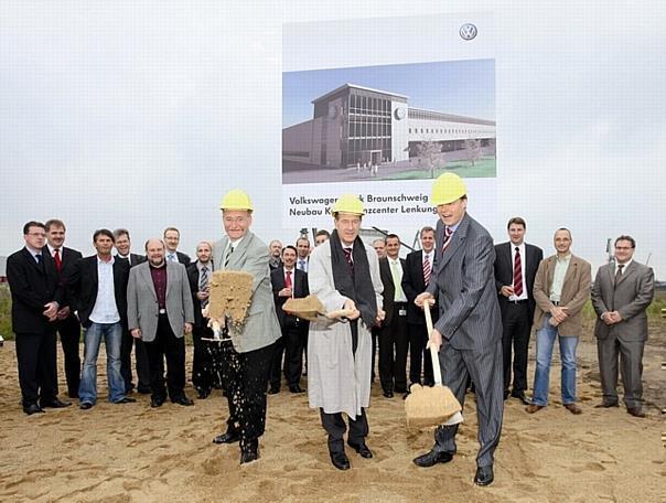 Werkleiter Frank Fischer, Oberbürgermeister Dr. Gert Hoffmann und Betriebsratsvorsitzender Uwe Fritsch beim Spatenstich für die neue Halle 31. Foto: Volkswagen